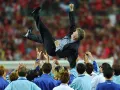 Игроки сборной Кореи «качают» главного тренера Гуса Хиддинка после матча за третье место на чемпионате мира по футболу. 2002