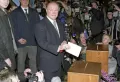 Кандидат в президенты РФ Геннадий Зюганов во время голосования на избирательном участке. 2000