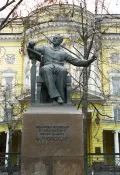 Памятник П. И. Чайковскому перед зданием Московской государственной консерватории