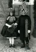 Молодожёны в швальмском свадебном костюме