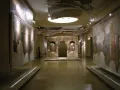 Византийский и христианский музей, Афины. Зал с фресками (9, 11, 13 вв.) и иконостасом (инв. BXM 1112, 17 в.)  из церкви Успения Пресвятой Богородицы Епископи, Эвритания