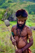Лани. Воин с дубинкой. Джаявиджая, Провинция Папуа (Индонезия). 2016