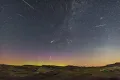 Метеорный поток Персеиды, наблюдавшийся в ночь с 12 на 13 августа 2017 над Провинциальным парком Дайносор (провинция Альберта, Канада)