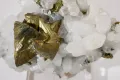 Сросток тетраэдрических кристаллов халькопирита на кварцевой щётке (штат Сакатекас, Мексика)