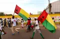 Сторонники Африканской партии независимости Гвинеи и Кабо-Верде с флагами партии в преддверии парламентских выборов. 2019