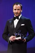 Том Форд с премией «Серебряный лев» за фильм «Под покровом ночи» на 73-м Венецианском кинофестивале. 2016