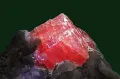 Кристалл родохрозита ярко-розового цвета (Рудник Вутон, Китай)