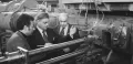 Юрий Оганесян, Роберт Уилсон (США) и Георгий Флёров во время осмотра ускорителя тяжёлых ионов «У-400». 1978. Объединённый институт ядерных исследований, Москва