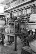Работник Усть-Каменогорского свинцово-цинкового комбината готовит органические растворы для извлечения редких металлов в редкометалльном цехе. 1985