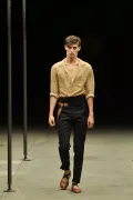 Модель мужской одежды. Дизайнер Дрис ван Нотен. Коллекция весна/лето 2015