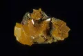 Таблитчатые медово-жёлтые кристаллы вульфенита. Месторождение Цумеб (район Ошикото, Намибия)