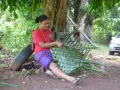 Япцы. Девушка с атолла Юлиси (Улити) плетёт корзину из пальмового листа