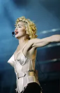 Мадонна в костюме от Жан-Поля Готье на концерте в рамках гастрольного тура «Blond Ambition». 1990