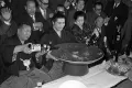 Тайхо Коки празднует победу после окончания турнира сумо. 1961