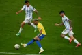 Нападающий сборной Бразилии Неймар (в центре) борется за мяч с игроками сборной Аргентины Кристианом Ромеро (слева) и Родриго Де Паулем во время финального матча Кубка Америки. Рио-де-Жанейро. 2021