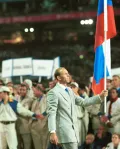 Капитан гандбольной команды Андрей Лавров с флагом РФ во время торжественной церемонии открытия Игр XXVII Олимпиады. 2000