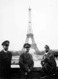 Адольф Гитлер (в центре), архитектор Альберт Шпеер (слева) и скульптор Арно Брекер (справа) в Париже. 1940