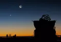 Луна и Венера на вечернем небе. Паранальская обсерватория (пустыня Атакама, Чили)