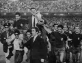 Тренер сборной Испании по футболу Хосе Вильялонга празднует с командой победу в чемпионате Европы. Мадрид. 1964