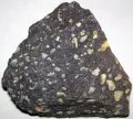 Базальт. Текстура миндалекаменная. Верхний мезопротерозой, 1,093–1,097 млрд лет (полуостров Кивино, штат Мичиган, США)