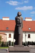 Памятник поэту Адаму Мицкевичу, Вильнюс. 1979–1982. Архитектор Витаутас Чеканаускас. Скульптор Гедиминас Йокубонис