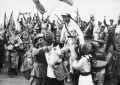 Солдаты Корейской народной армии празднуют быстрое продвижение по территории Южной Кореи. Июнь 1950
