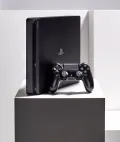 Игровая консоль PlayStation 4 с геймпадом