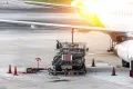 Топливозаправщик заправляет самолёт авиакеросином