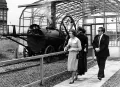Королева Елизавета II осматривает действующую копию локомотива Тревитика в Кардиффе. 1985