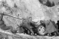 Советские артиллеристы поднимают в гору пушку на склонах Карпат. Осень 1944
