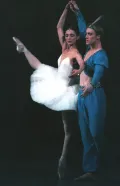 Алтынай Асылмуратова в партии Никии и Игорь Зелинский в партии Солора в балете «Баядерка». 1997