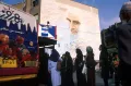 Портрет Аятоллы Хомейни на площади Ванак, Тегеран. 2001
