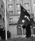 Генеральный секретарь ЛАГ Абдул Халек Хасуна поднимает флаг организации у нового здания штаб-квартиры. Каир. 1955