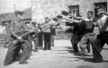Бойцы подразделения Всевобуча обучаются отражению штыкового укола малой сапёрной лопатой во время занятий на пункте Всевобуча Молотовского района Тбилиси