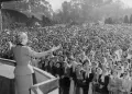 Первая леди Аргентины и лидер женского крыла Перонистской партии Эва Перон выступает перед женщинами, получившими право голоса в 1947, в преддверии президентских выборов. 24 августа 1951