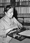 Ольга Скороходова печатает на пишущей машинке со шрифтом Брайля. Москва. 1959