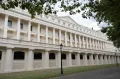 Жилой комплекс Карлтон-хаус-террас, в котором расположено Лондонское королевское общество. Мэлл, Лондон. 1827–1829
