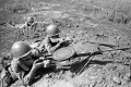 Советские бойцы при поддержке ручного пулемёта отбивают немецкую атаку. Лето 1941