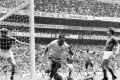Полузащитник сборной Бразилии Жаирзиньо празднует гол в ворота сборной Италии в финальном матче чемпионата мира по футболу. Мехико. 1970