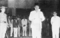 Сукарно зачитывает Декларацию независимости Индонезии. Справа – Мохаммад Хатта. 17 августа 1945