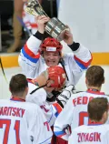 Андрей Коваленко с трофеем Лиги легенд мирового хоккея. 2016
