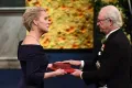 Фрэнсис Арнольд получает Нобелевскую премию по химии от короля Швеции Карла XVI Густава. 2018