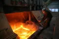 Рабочий у электролизера в цехе электролиза на Хакасском алюминиевом заводе. 2012