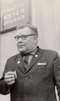 Евгений Драгунов у входа в Тульский музей оружия. 1971