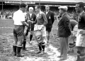  Капитан сборной Румынии Георге Расинару (справа) обменивается вымпелами с капитаном сборной Кубы Мануэлем Чоренсом на Третьем чемпионате мира по футболу. Франция. 1938