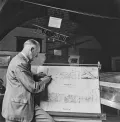 Британский авиаконструктор Лесли Фрайс работает над чертежами самолёта Бристоль «Бофайтер»