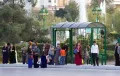 Туркменистан. Люди на остановке общественного транспорта в Ашхабаде