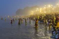 Священное омовение во время праздника Кумбха Мела в Сангаме, в месте слияния рек Ганг, Ямуна и Сарасвати. Аллахабад (Индия). 2013