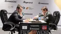 Ян Непомнящий (слева) и Магнус Карлсен (справа) во время матча на первенство мира по шахматам в Дубае (ОАЭ). 2021