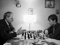 Анатолий Карпов (справа) разбирает шахматную партию со своим тренером Семёном Фурманом. Ленинград. 1970